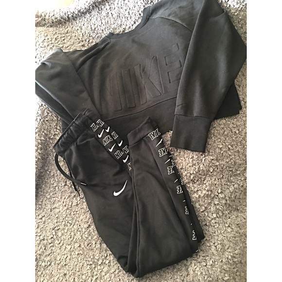 Nike Outfit - Picture 1 of 3